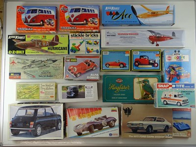 Lot 192 - A mixed assortment of plastic kits in various...