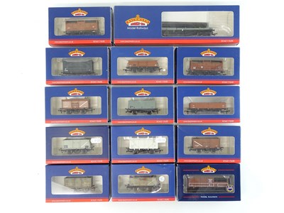 Lot 251 - A group of mixed OO Gauge wagons by BACHMANN -...