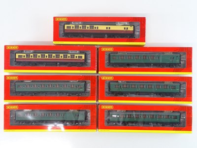 Lot 252 - A group of OO Gauge HORNBY Maunsell coaches in...