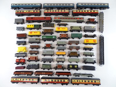 Lot 287 - A large group of mixed OO Gauge rolling stock...