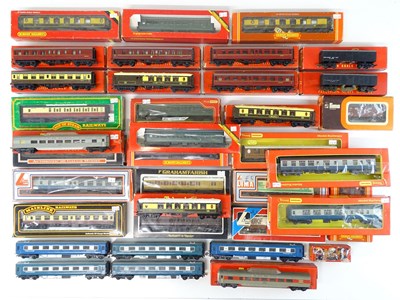 Lot 294 - A large group of boxed and unboxed OO Gauge...