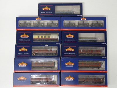 Lot 320 - A group of OO Gauge passenger coaches, bogie...