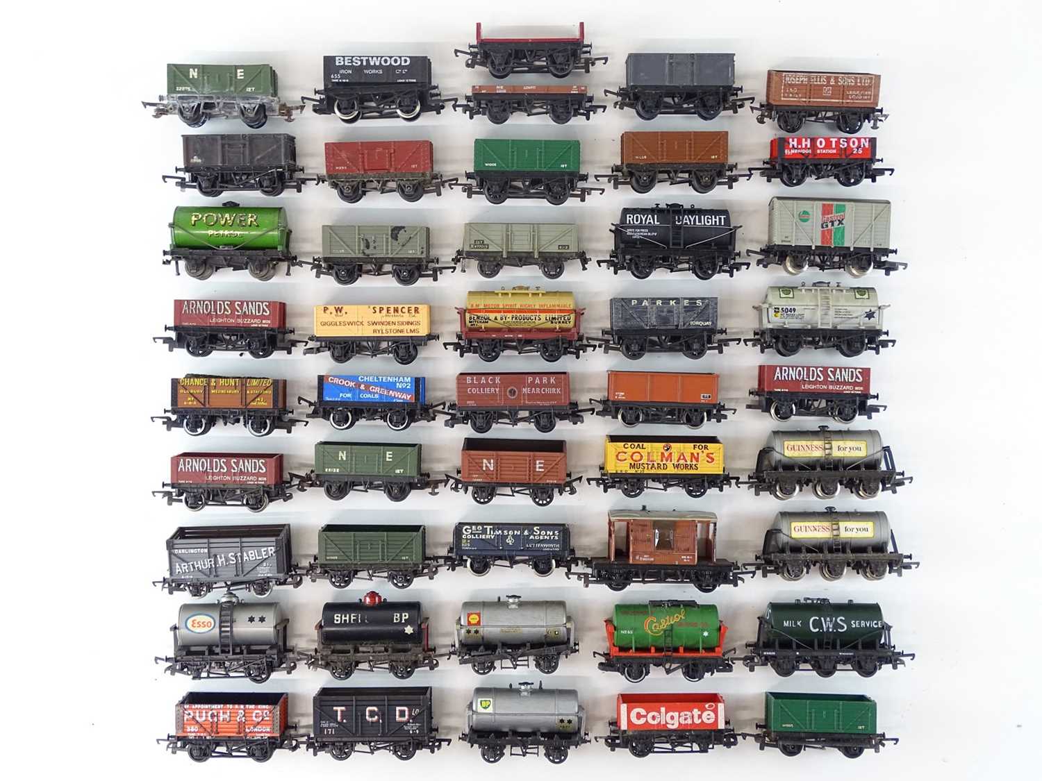 Lot 326 - A group of unboxed OO Gauge wagons by HORNBY...