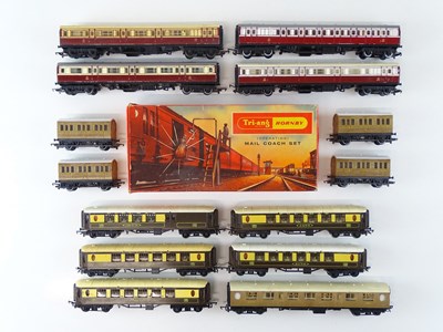 Lot 331 - A group of unboxed OO Gauge passenger coaches...