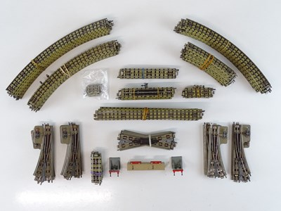 Lot 370 - A group of unboxed HORNBY DUBLO OO Gauge...