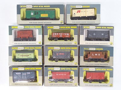 Lot 397 - A mixed group of WRENN OO gauge wagons - VG in...