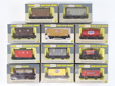 Lot 400 - A mixed group of WRENN OO gauge wagons - VG in...