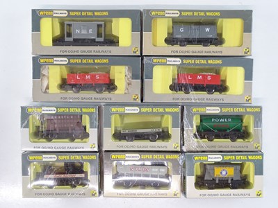 Lot 440 - A mixed group of WRENN OO gauge wagons - VG in...