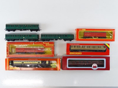 Lot 454 - A group of OO Gauge rolling stock by TRI-ANG &...