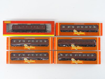 Lot 458 - A group of HORNBY OO Gauge Gresley coaches in...