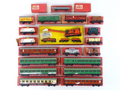 Lot 463 - A quantity of boxed HORNBY DUBLO 2-rail OO...