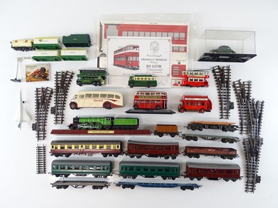 Lot 522 - A quantity of OO Gauge rolling stock and track...