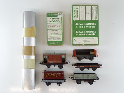 Lot 563 - A mixed group of O Gauge rolling stock, kits...