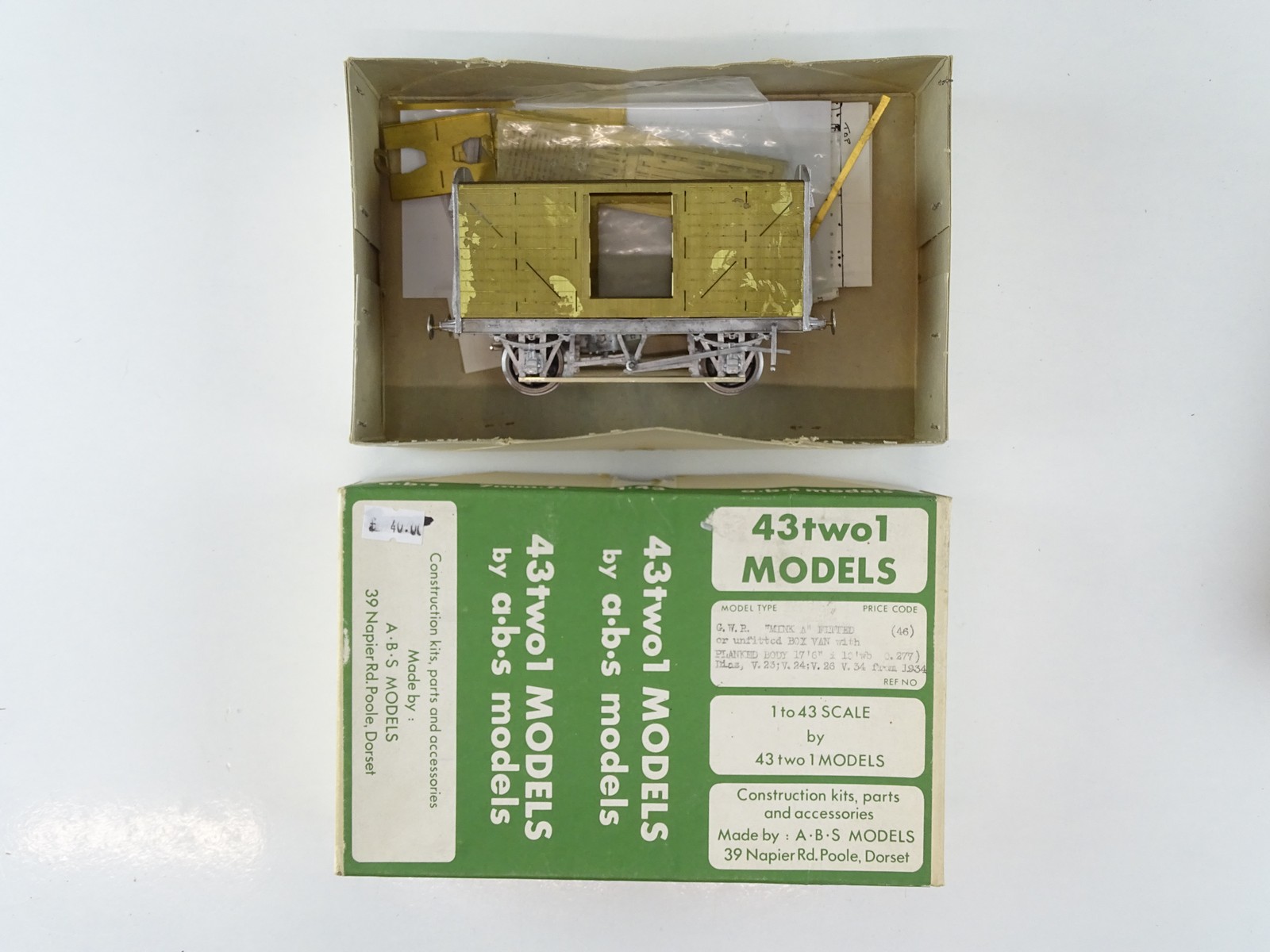 Lot 563 A mixed group of O Gauge rolling stock, kits