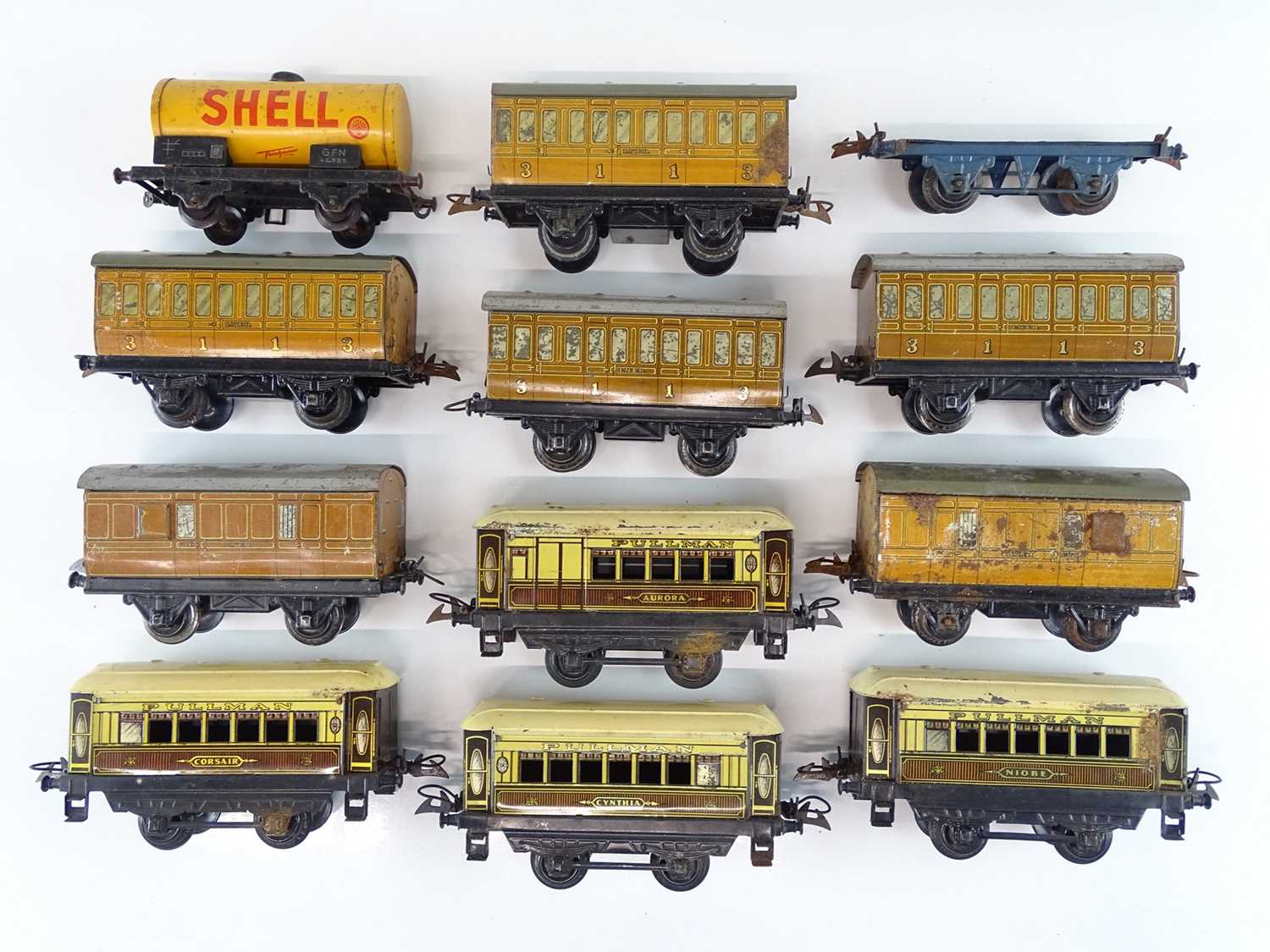 Lot 584 - A group of HORNBY O Gauge M0 and M1 passenger...