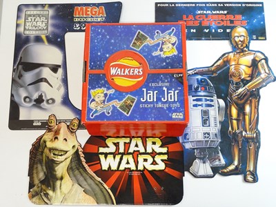 Lot 488 - A group of STAR WARS items to include a trade...