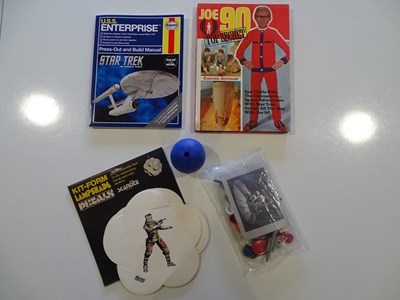 Lot 504 - A mixed group of Sci Fi movie related items to...