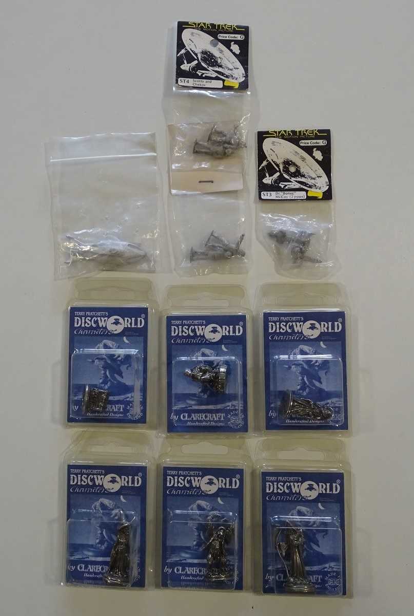 Lot 465 - A mixed lot of CLARECRAFT DISCWORLD character...