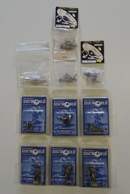 Lot 465 - A mixed lot of CLARECRAFT DISCWORLD character...