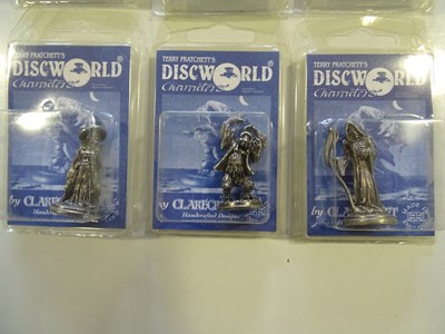 Lot 465 - A mixed lot of CLARECRAFT DISCWORLD character...