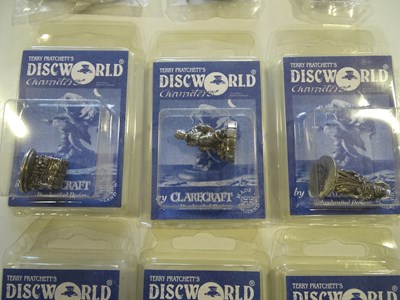 Lot 465 - A mixed lot of CLARECRAFT DISCWORLD character...