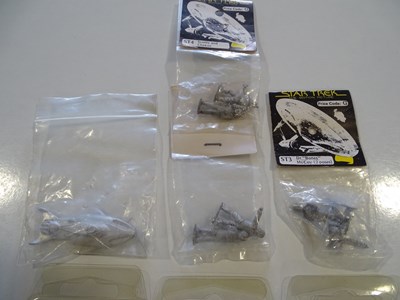 Lot 465 - A mixed lot of CLARECRAFT DISCWORLD character...