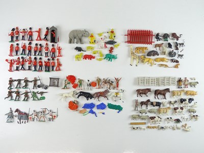 Lot 233 - A mixed group of plastic soldiers / animals...