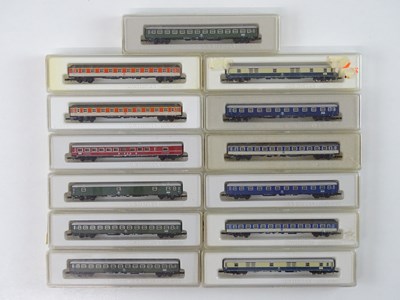 Lot 253 - A mixed group of MARKLIN Z gauge coaches in...