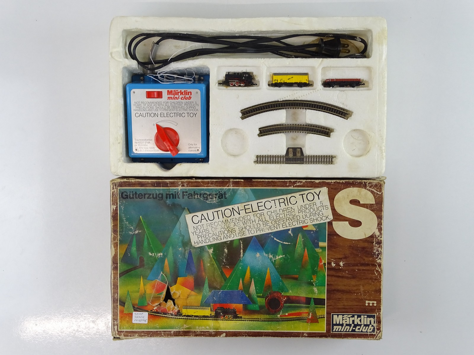 Lot 260 - A MARKLIN 8907 Z gauge starter train set