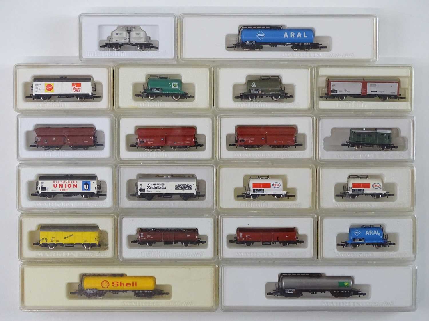 Lot 273 - A mixed group of MARKLIN Z gauge wagons - VG...