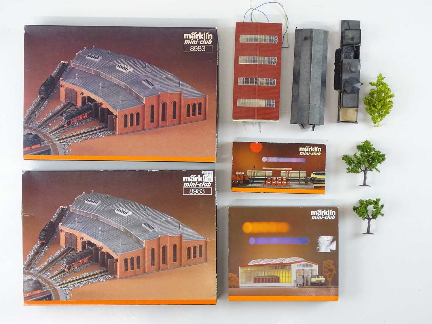 Lot 278 - A group of MARKLIN Z gauge unbuilt plastic