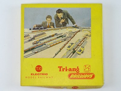 Lot 299 - A TRI-ANG TT gauge T10 Goods Train set...