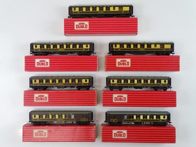 Lot 314 - A group of HORNBY DUBLO OO gauge Pullman cars -...