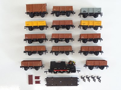 Lot 324 - A group of HORNBY DUBLO OO gauge unboxed...