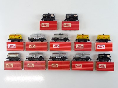 Lot 328 - A group of HORNBY DUBLO OO gauge tank wagons...