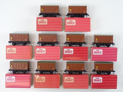 Lot 362 - A group of HORNBY DUBLO OO gauge Banana vans,...