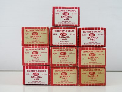 Lot 362 - A group of HORNBY DUBLO OO gauge Banana vans,...