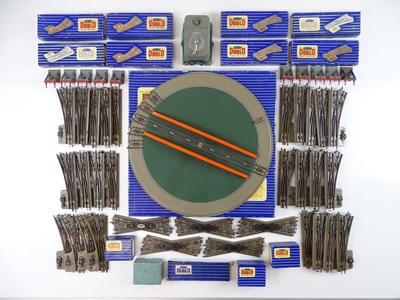 Lot 407 - A large quantity of HORNBY DUBLO 3-rail points,...