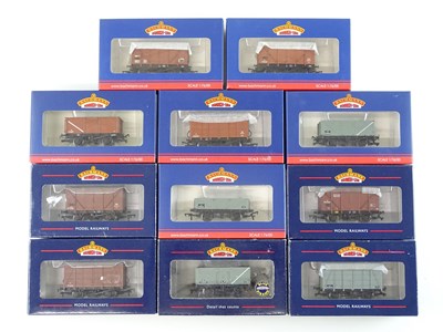 Lot 424 - A mixed group of BACHMANN OO gauge wagons -...