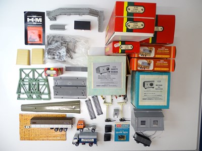 Lot 446 - A quantity of OO gauge accessories to include...