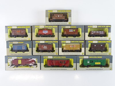 Lot 450 - A mixed group of WRENN OO gauge wagons - VG in...