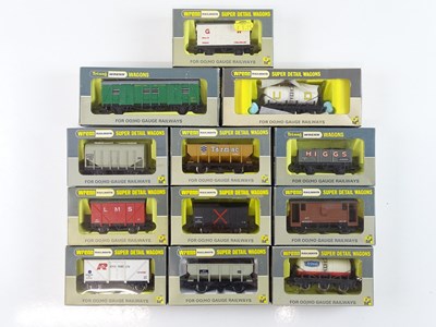 Lot 451 - A mixed group of WRENN OO gauge wagons - VG in...