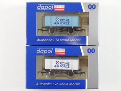 Lot 456 - A pair of OO Gauge WRENN RAILWAYS Collectors'...