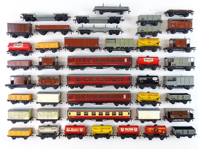 Lot 485 - A large group of unboxed HORNBY DUBLO OO gauge...