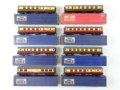 Lot 487 - A group of boxed HORNBY DUBLO OO gauge coaches,...