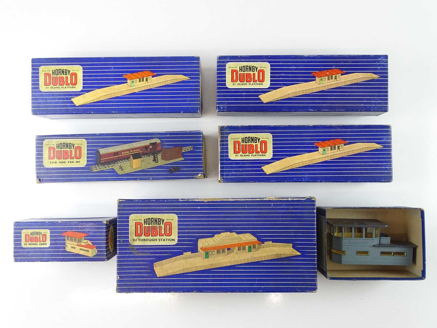 Lot 490 - A group of HORNBY DUBLO station buildings and...