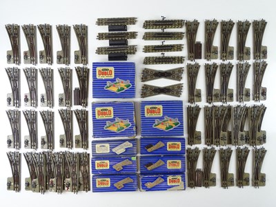 Lot 492 - A large quantity of HORNBY DUBLO 3-rail points,...