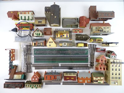 Lot 537 - A group of HO/OO gauge plastic kitbuilt houses...