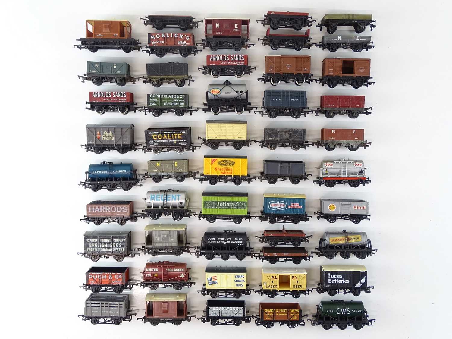 Lot 543 - A group of unboxed OO Gauge wagons by HORNBY...