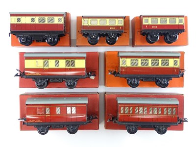 Lot 558 - A group of HORNBY O gauge coaches from the...